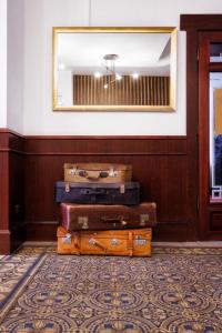弗罗茨瓦夫罗特哈斯酒店的一堆行李坐在房间里桌子上