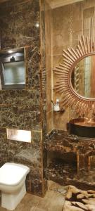 塞得港Porto Said Resort Rentals的一间带卫生间和镜子的浴室