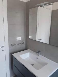 VillalfonsinaAppartamentino2 Collina Costa Dei Trabocchi的浴室设有白色水槽和镜子