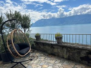 PuidouxPanoramic Room in the vineyard,stunning views of lake and Alps的靠墙坐的椅子,享有水景
