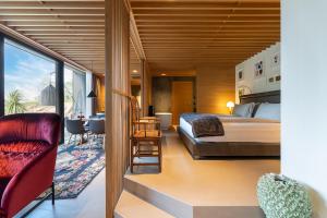 蒙塔尼亚Manna Resort的一间带特大号床的卧室和一个阳台