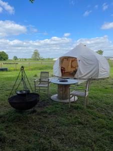 布拉克利Nine Acres, peaceful的田野里的帐篷和桌椅