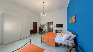 那不勒斯Guada House的一间卧室设有一张床和蓝色的墙壁