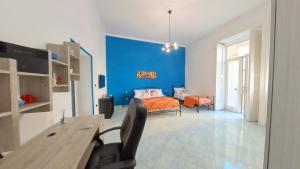 那不勒斯Guada House的蓝色的客房配有一张床和一张桌子