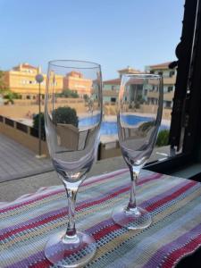 圭马尔港Apartamento La Marquesa Beach的桌子上放两杯酒杯