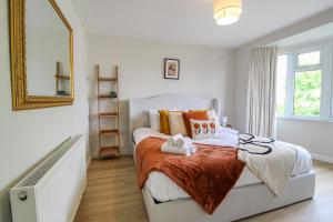 诺丁汉Elegant 3-Bed Home, West Bridgford & Large Garden的一间卧室配有一张带镜子和梯子的床