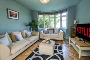 诺丁汉Elegant 3-Bed Home, West Bridgford & Large Garden的带沙发和电视的客厅
