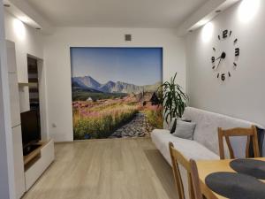 格丁尼亚Apartament 51的客厅配有壁画,享有山景
