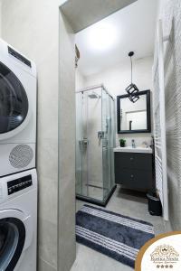 波热加Rustica Nocte Boutique Apartments的带淋浴和洗衣机的浴室