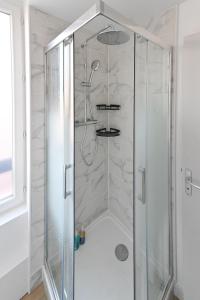 埃特勒塔LA DAME - ETRETAT的浴室内带玻璃淋浴间