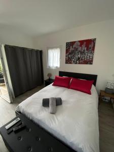 PeignyLe chalet de la liez的一间卧室配有一张带红色枕头的大床