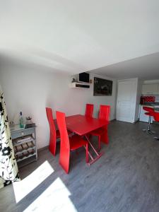 PeignyLe chalet de la liez的红色的餐桌和红色的椅子