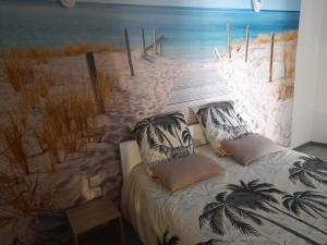 埃皮纳勒Le gîte lorette的卧室拥有海滩壁画