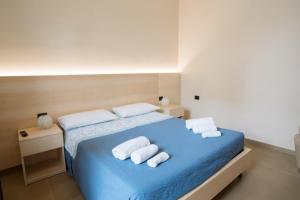 卡萨尔韦利诺Isola Verde的一间卧室配有蓝色的床和毛巾