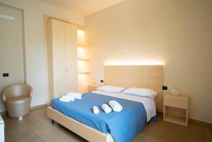 卡萨尔韦利诺Isola Verde的一间卧室配有蓝色的床和毛巾