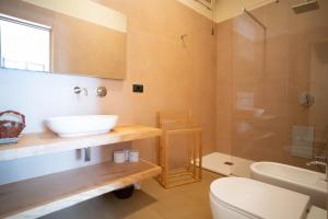 卡萨尔韦利诺Isola Verde的一间带水槽、卫生间和淋浴的浴室