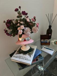 恩波利The Loft E&E Chianti Room的花瓶,桌子上放着一束鲜花