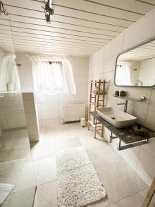 圣沃尔夫冈Im Ramsen - Familie Baier的一间带水槽和镜子的浴室