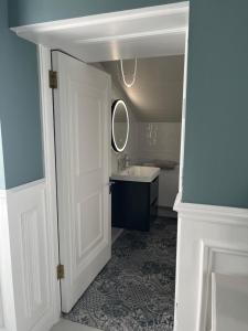 都柏林Kenilworth Square North的白色的浴室设有水槽和镜子