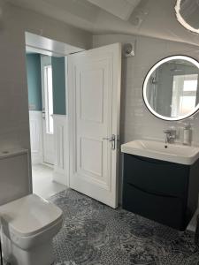 都柏林Kenilworth Square North的一间带卫生间、水槽和镜子的浴室
