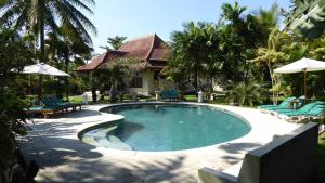 KalibaruRumah Kita Villa/hotel的房屋前的游泳池
