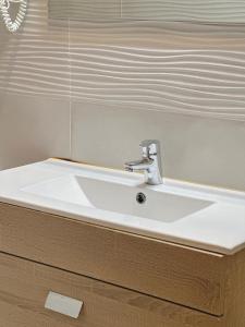 毕尔巴鄂Apartamentos Lidar的浴室设有白色水槽和镜子