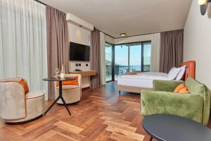 马尔切西内拜亚维尔德酒店的酒店客房带一张床、一张桌子和椅子