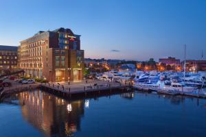 波士顿波士顿港都铎码头原住客栈酒店的夜间码头,水中有船