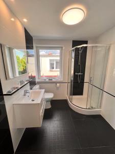 哈日科维CHARZYKOWSKIE TARASY的带淋浴、盥洗盆和卫生间的浴室