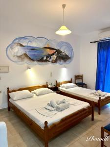 佩里萨圣巴巴拉酒店的墙上画画的房间里设有两张床