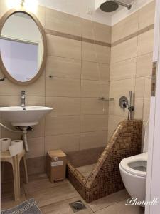 佩里萨圣巴巴拉酒店的一间带水槽、卫生间和镜子的浴室