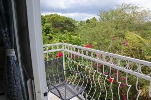 布莱克河Kokojo Villa的一个带长凳并享有花园景致的阳台