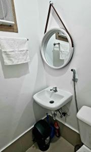武端市Cassie Homestay - Yuna Door 2 - Furnished Home in Butuan的白色的浴室设有水槽和镜子