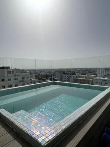 圣多明各Downtown Santo Domingo Luxury Apartment的建筑物屋顶上的游泳池