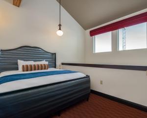 密尔沃基啤酒厂酒店的一间卧室设有一张大床和一个窗户。