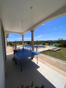 VarèsVilla avec piscine privée的美景天井上的蓝色乒乓球桌
