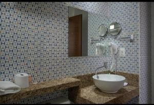 塞拉塔利亚达EMA HOTEL的一间带水槽和镜子的浴室