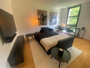 杜塞尔多夫V & S Apartments Since 2023的一间卧室配有一张床、一张桌子和一台电视