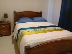 珀蒂蒂勒AU MEUBLE DURANTAS的一间卧室配有蓝色和黄色床单
