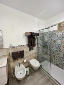BoissanoGemy的带淋浴、卫生间和盥洗盆的浴室