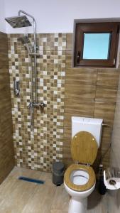 阿尔杰什河畔库尔泰亚Popas Momaia的一间带卫生间、窗户和淋浴的浴室