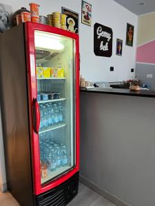 BoissanoGemy的柜台旁装满瓶装水的红色冰箱