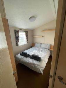 英戈尔德梅尔斯Fantasy Island, Sunnymede 8 Berth的一间小卧室,房间内设有一张白色的床