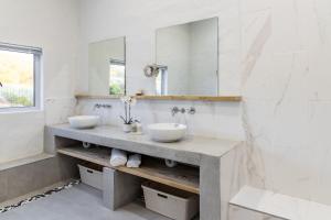 CrawleyCapri Sands Luxury Guest House的浴室设有2个水槽和镜子