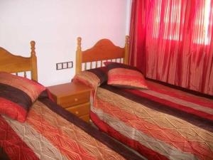 卡尔佩阿尔巴玛II公寓酒店的卧室内两张并排的床