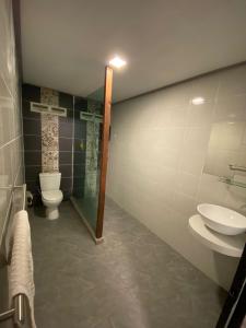 刁曼岛Pondok Beach Shack的浴室配有卫生间、盥洗盆和淋浴。