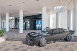 阿布扎比The WB Abu Dhabi, Curio Collection By Hilton的停在大楼中间的汽车