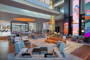 阿布扎比The WB Abu Dhabi, Curio Collection By Hilton的一个带沙发和椅子的酒店大堂