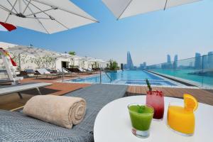 麦纳麦Hilton Garden Inn Bahrain Bay的大楼顶部的一张桌子和饮料