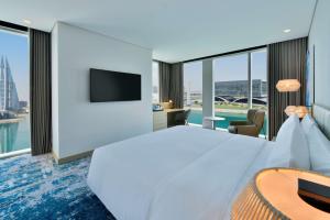 麦纳麦Hilton Garden Inn Bahrain Bay的酒店客房设有一张大床和一台电视机。